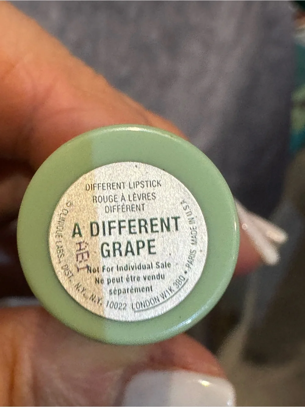 Clinique a differ grape‎ New